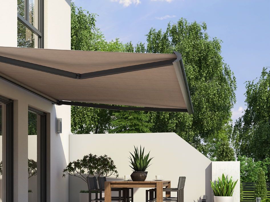 Mini-Kassettenmarkise Varisol K100 über einer Holzterrasse