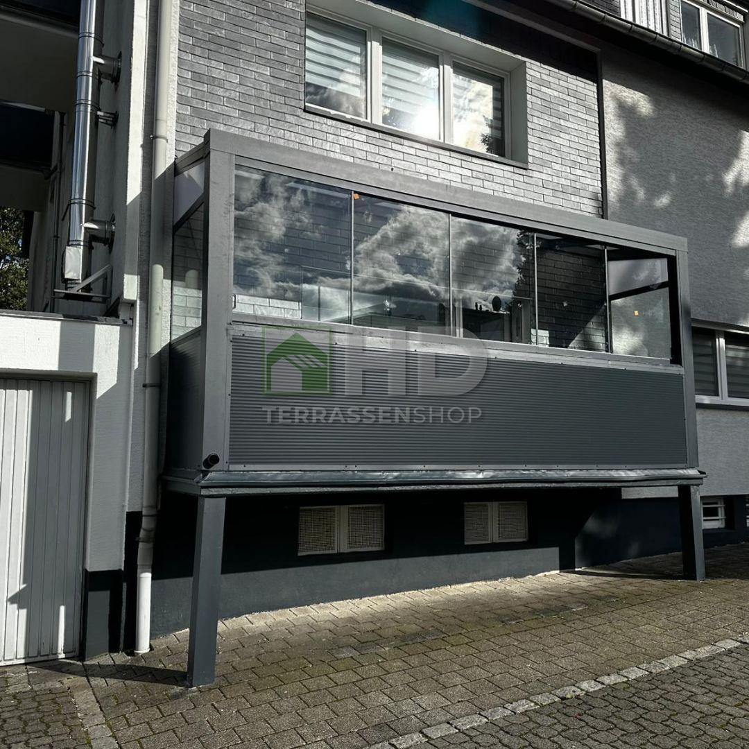 Verglaster Balkon mit Aluminium-Brüstung