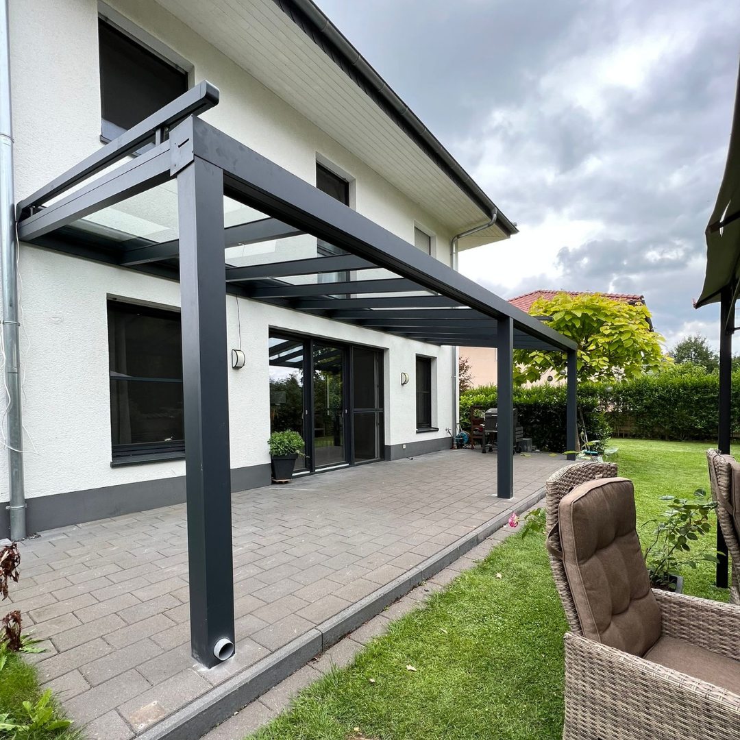 Lux-Terrassenüberdachung mit Glasdach, Pfosten mit integriertem Wasserablauf