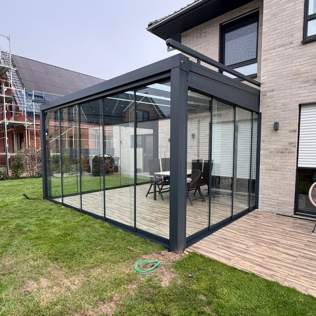 Terrassenüberdachung mit rundum Glasschiebewänden