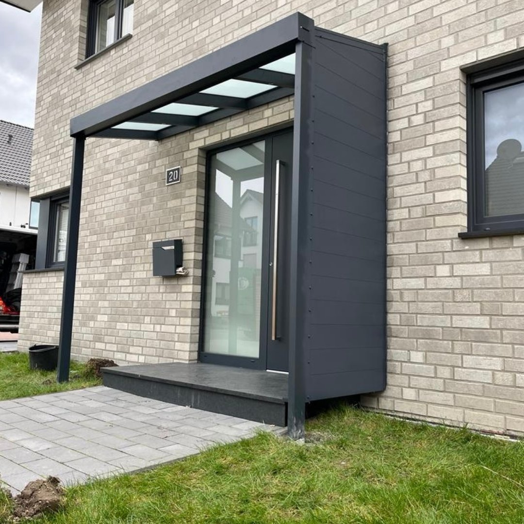 Lux-Vordach mit Glasdach und geschlossener Aluminium-Seitenwand über einer Haustür