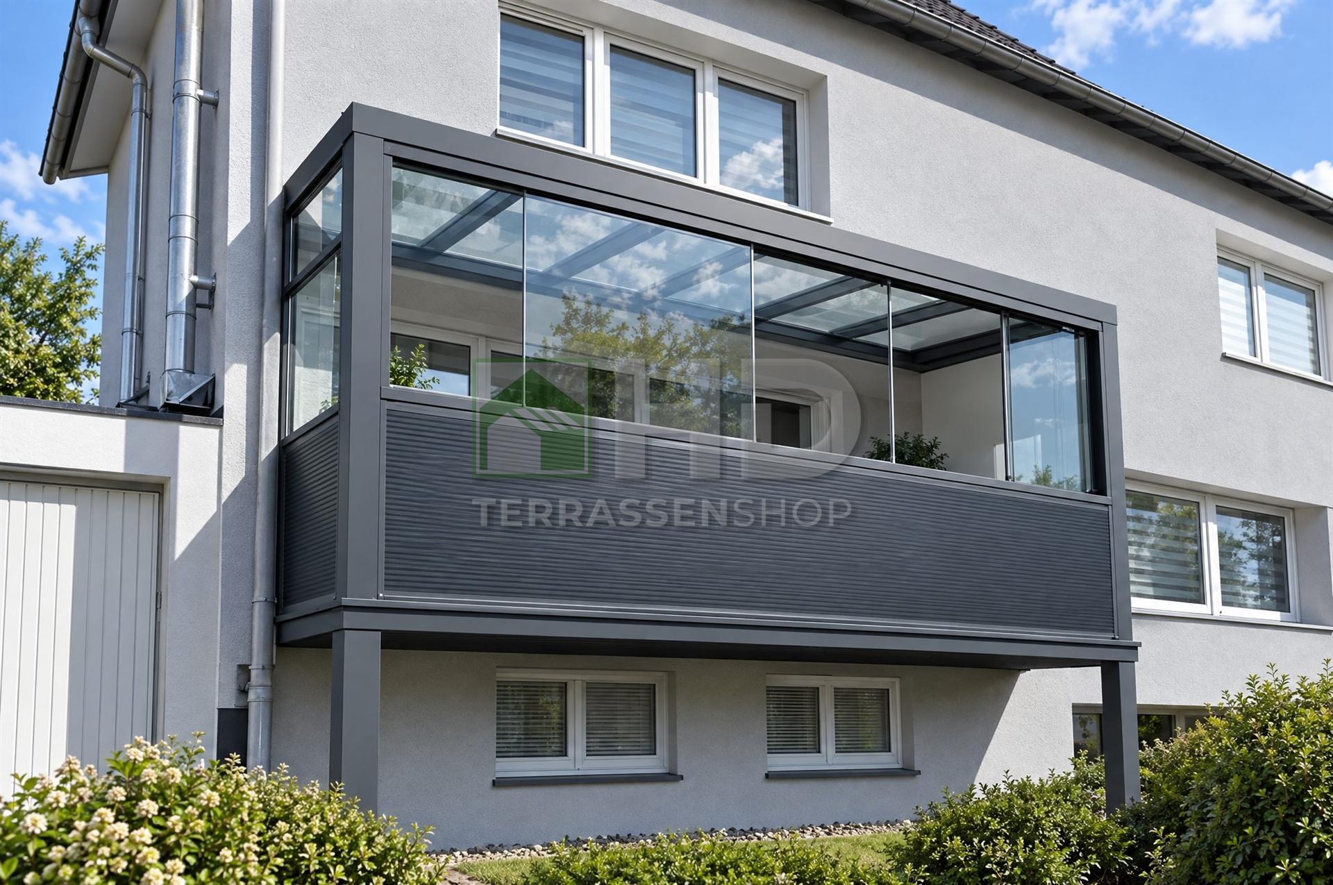 Balkonüberdachung mit Glasschiebewänden im Obergeschoss